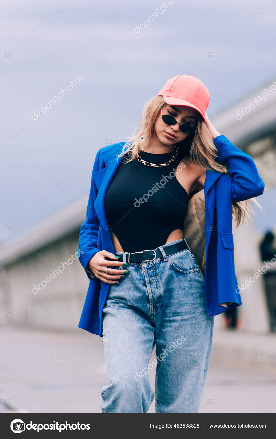 Mode Femme Blonde Hipster Cool Avec Une Casquette Noire élégante