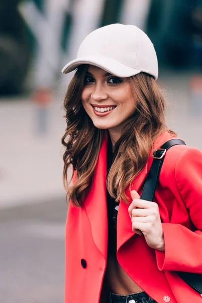 Femme glamour en tenue tendance posant sur le fond urbain du bâtiment, look mode. Portrait de mode en plein air de jeune femme élégante — Photo