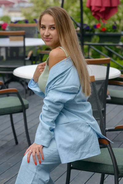 Mulher elegante sexy com um cabelo loiro usar terno de algodão azul posando na rua. coleção de verão estilo moda — Fotografia de Stock