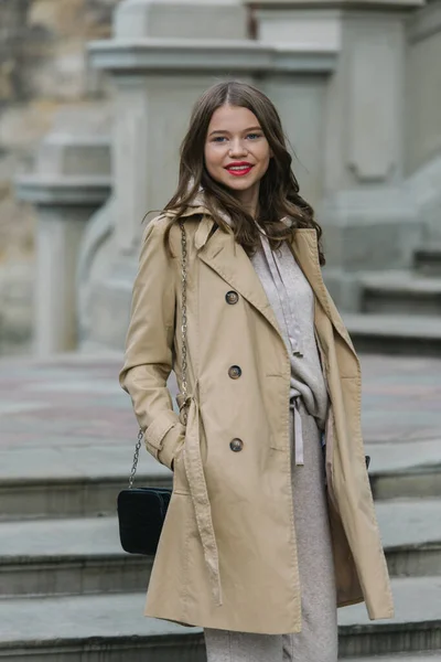 Portrait de femmes à la mode en costume de sport beige et trench coat posant dans la rue — Photo