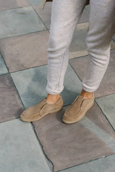 Retrato de mujeres de moda en pantalones beige y zapatos de mocasín de gamuza con estilo posando en la calle — Foto de Stock