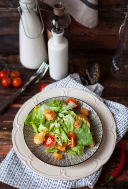 Sezar salatası kruton, bıldırcın yumurtası, kiraz domates ve kiremit