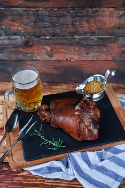 Pişmiş domuz şaftlı, biberiye dalı ve bal sause ve b bardak