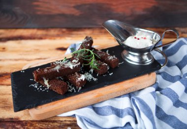 Siyah ekmek ile gelen güzel kokulu tost parmesan ve beyaz peynir 