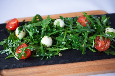 Bıldırcın yumurtası, roka ve domates oli ile taze İtalyan salatası