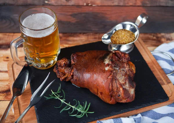 Gebackene Schweinshaxe, Rosmarinzweig und Honigsause und Glas B — Stockfoto