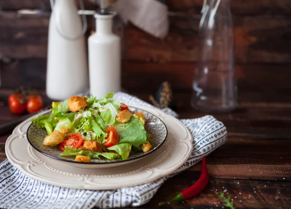 Sezar salatası kruton, bıldırcın yumurtası, kiraz domates ve kiremit