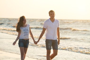 Mutlu aşk genç çift, güzel güzel plajda eğlenmek