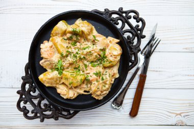 Sıcak patates ve bir beyaz tahta sırtına krem sos kırmızı balık