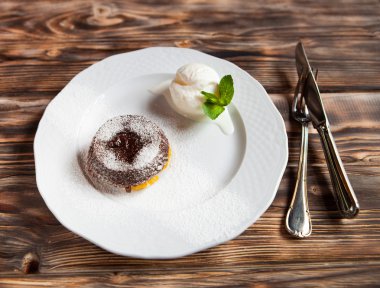 Sıcak çikolatalı fondan dondurma ve tarçın ile kesti. Lezzetli fr