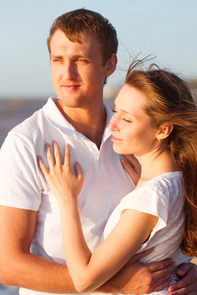 Attraktives junges Paar beim Kuscheln am Strand. Nahaufnahme — Stockfoto