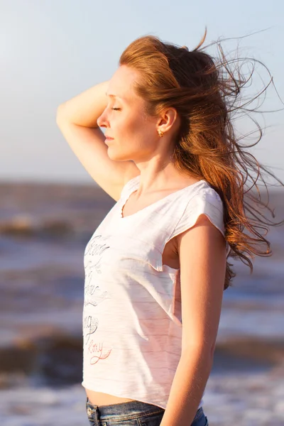 Молодая красивая светловолосая женщина на плеже в прекрасный летний день — стоковое фото