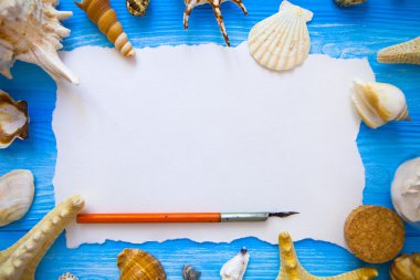 Le beyaz boş ve tüy ile deniz tatil yaz saati