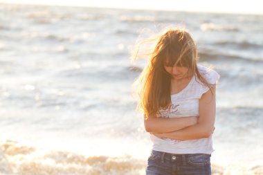 Güzel yaz günde bir plezha genç güzel sarışın kadın