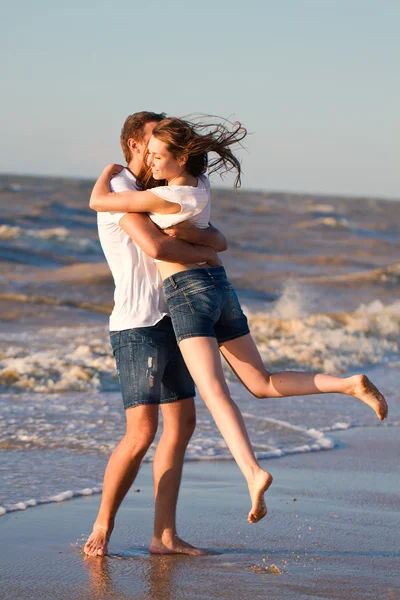 Gelukkige jonge paar verliefd veel plezier op het mooie strand van beauti — Stockfoto