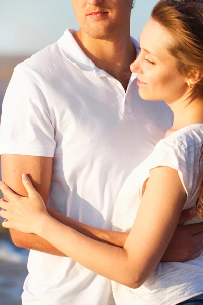 Attraktives junges Paar beim Kuscheln am Strand. Nahaufnahme — Stockfoto