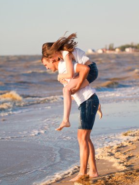 Mutlu aşk genç çift, güzel güzel plajda eğlenmek