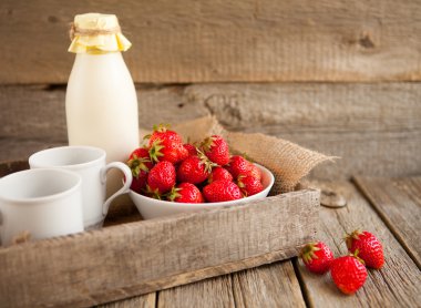 Taze çilek ve bir şişe süt