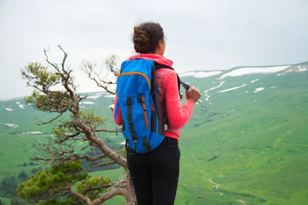 Genç kadın Traveler dağlar'da sırt çantası yürüyüş ile