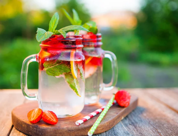 Bebida fría de verano con menta, fresa y limón — Foto de Stock