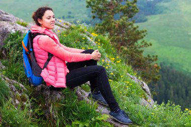 Sırt çantası bir dağ ve göz üstüne rahatlatıcı ile kadın uzun yürüyüşe çıkan kimse