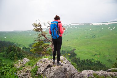 Genç kadın Traveler beau ile dağlar'da sırt çantası yürüyüş ile