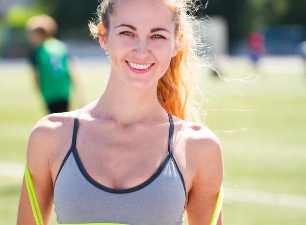 Beautiful sports blonde the woman with a jump rope at stadium. — Stock Photo, Image