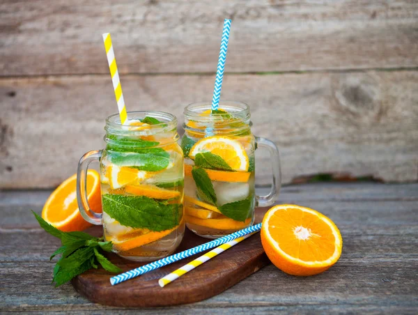 Cocktail fresco con arancia, menta e ghiaccio, focus selettivo — Foto Stock