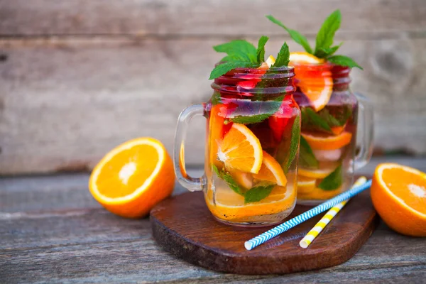 Cóctel fresco con naranja, menta y hielo, enfoque selectivo — Foto de Stock