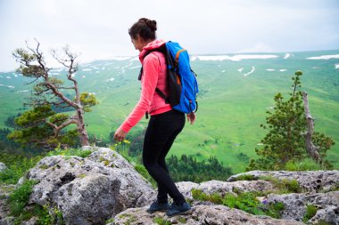 Genç kadın Traveler beau ile dağlar'da sırt çantası yürüyüş ile