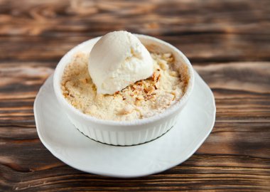 Ahşap arka plan üzerinde bir dondurma topu ile lezzetli tatlı