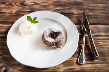 Sıcak çikolatalı fondan dondurma ve tarçın ile kesti. Lezzetli fr