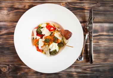 Sıcak karides salata Kapari ve kiraz domates