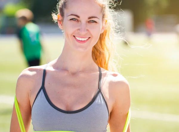 Beautiful sports blonde the woman with a jump rope at stadium. S — Stock Photo, Image
