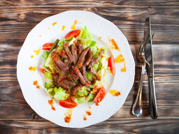 Salada mexicana de tempero com carne e legumes em prato branco — Fotografia de Stock