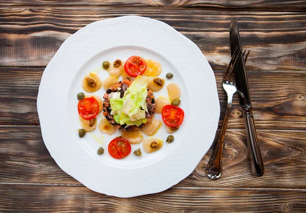 Salade de saumon fumé avec rosti aux pommes de terre et crème fraîche. Hypersensibilité — Photo