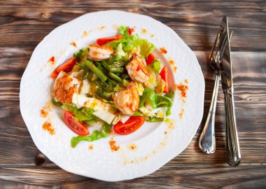 Lezzetli karides salatası yeşil fasulye ve kiraz domates. Üstten Görünüm