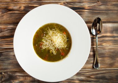 sebze çorbası ile rendelenmiş peynir dekore plakalı