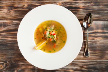 ahşap rustik masa üzerinde beyaz kase sebze çorbası. Üstten Görünüm