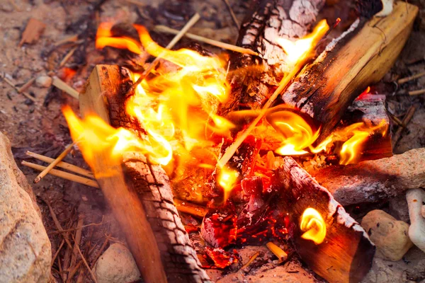 Glühende Kohlen am Lagerfeuer in Nahaufnahme — Stockfoto