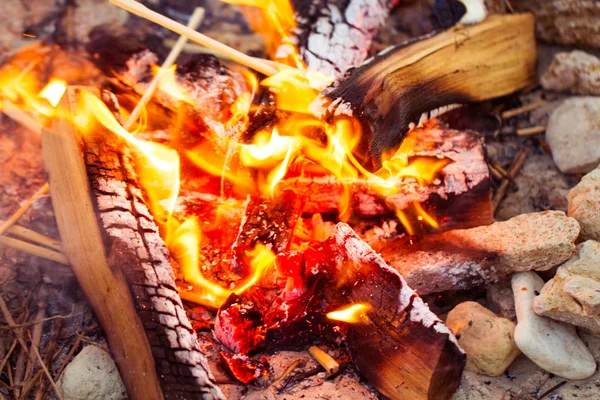 Glühende Kohlen am Lagerfeuer in Nahaufnahme — Stockfoto