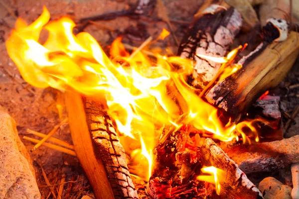 Glühende Kohlen am Lagerfeuer in Nahaufnahme — Stockfoto