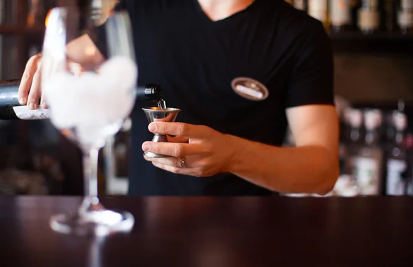 Bartender is making cocktail at bar counter at night club, toned — Stock Photo, Image