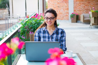 Güzel gülümseyen hipster kadın dizüstü sokak café'de otobüs kullanma