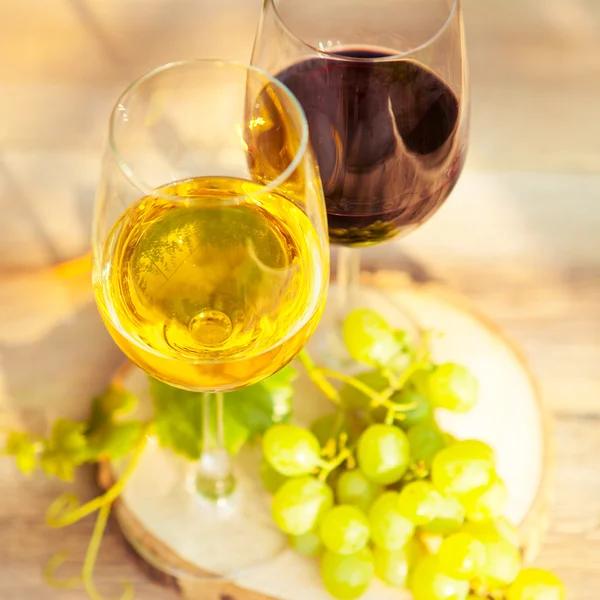 绿色的葡萄和两个眼镜的白色和红色酒对 vi — 图库照片