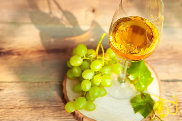绿葡萄和一杯白葡萄酒在葡萄园 — 图库照片