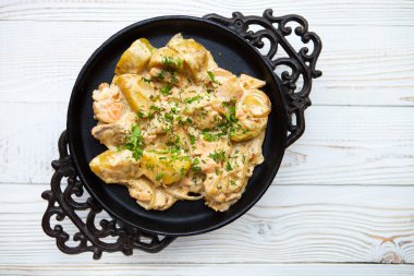 Sıcak patates ve bir beyaz tahta sırtına krem sos kırmızı balık