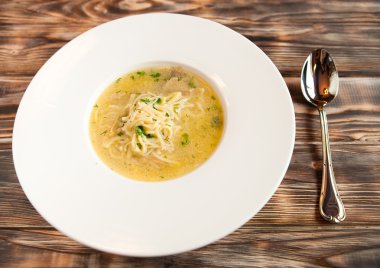 Tavuk çorbası erişte ve sebze beyaz kase