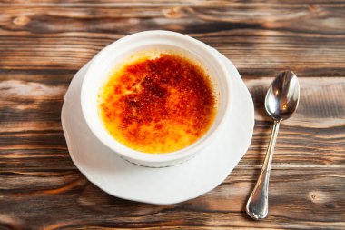 Creme brulee bir kase gelen yakın çekim