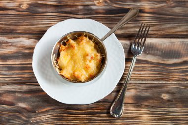 Masanın üzerinde tavuk ve mantar julienne ile güveç. Sayfanın Üstü